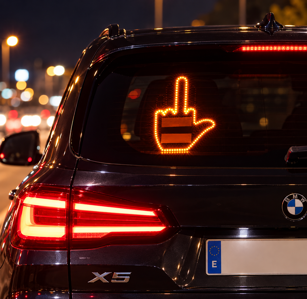 Mano LED encendida en la luneta trasera de un coche de noche