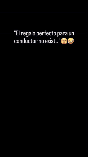 Mano LED encendida en la luneta de un coche en carretera
